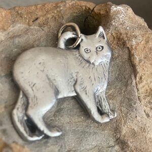 5/$10❤️❤️❤️Vintage 1984 Rawcliff Pewter Cat Pendant Charm